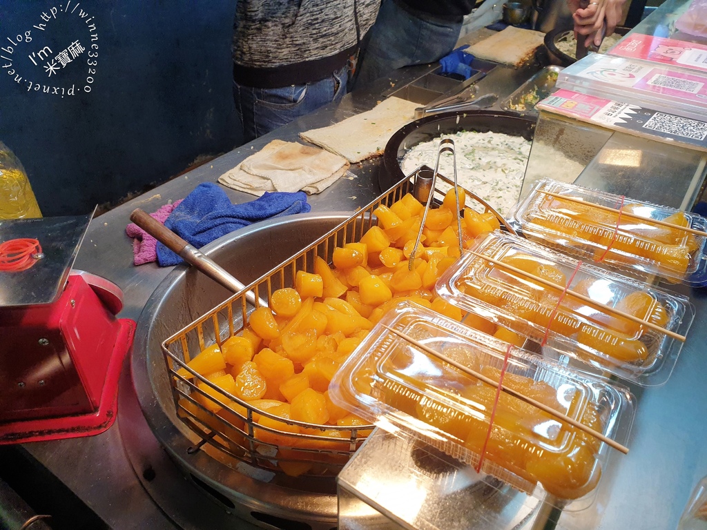 劉記古早味蔥蛋餅蜜地瓜┃台北公館美食。粉漿蛋餅餡料多、厚實帶香，加上醬料更得分