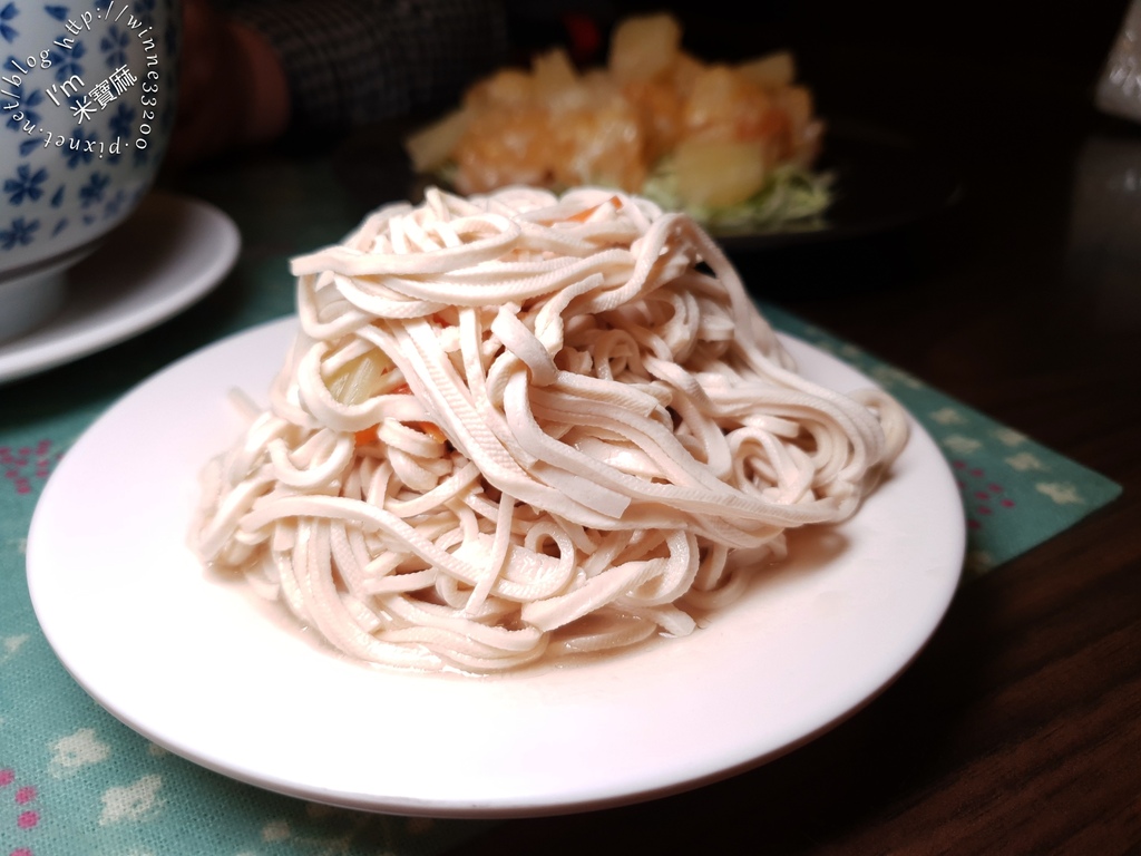 淞月湯包菜飯館┃新店美食。大餅捲牛肉飽嘴過癮、豆沙鍋餅點起來準沒錯，還有諸多熱炒絕不踩雷