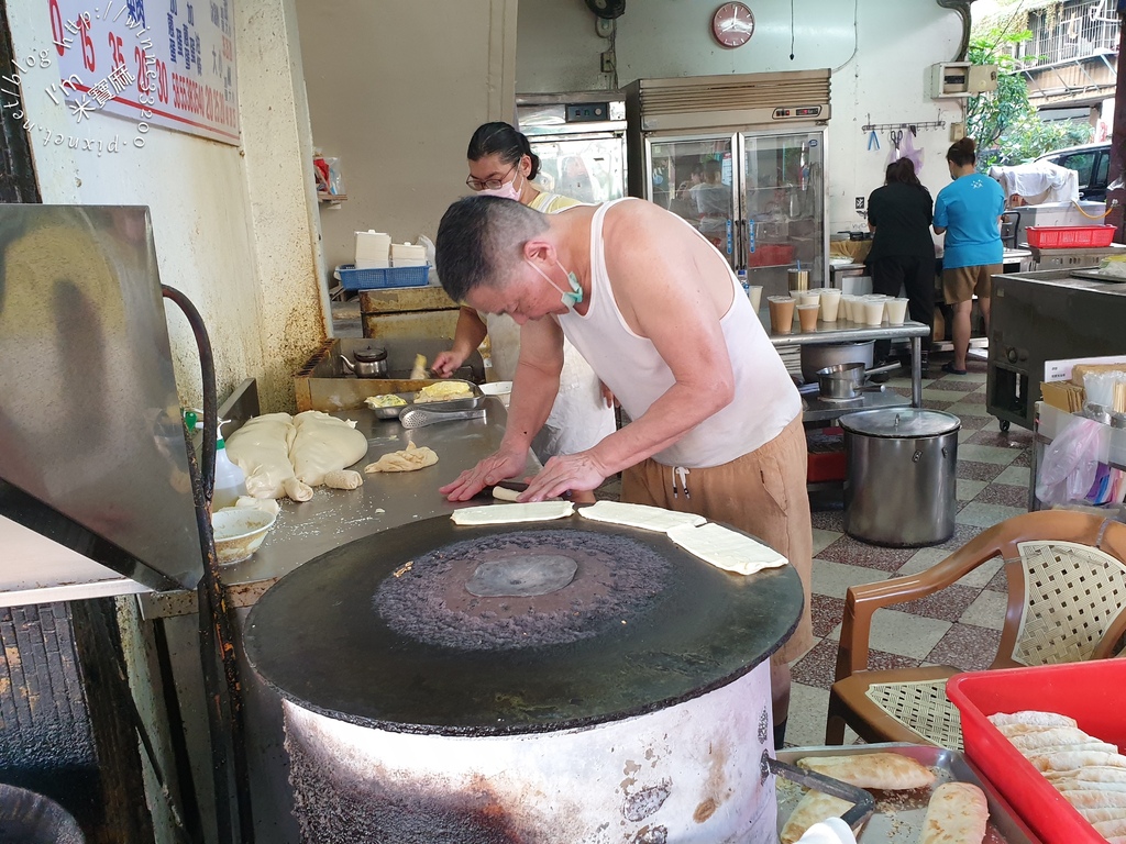 豆漿燒餅店┃環河南路隱藏版早餐。在地人激推店家!蛋餅、燒餅油條及豆漿都好吃