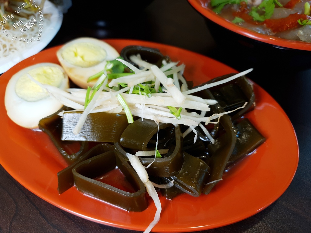 古早味小吃店┃中和興南夜市50年老店。經典豬血湯、綜合麵，加辣更帶勁，肉圓也受歡迎