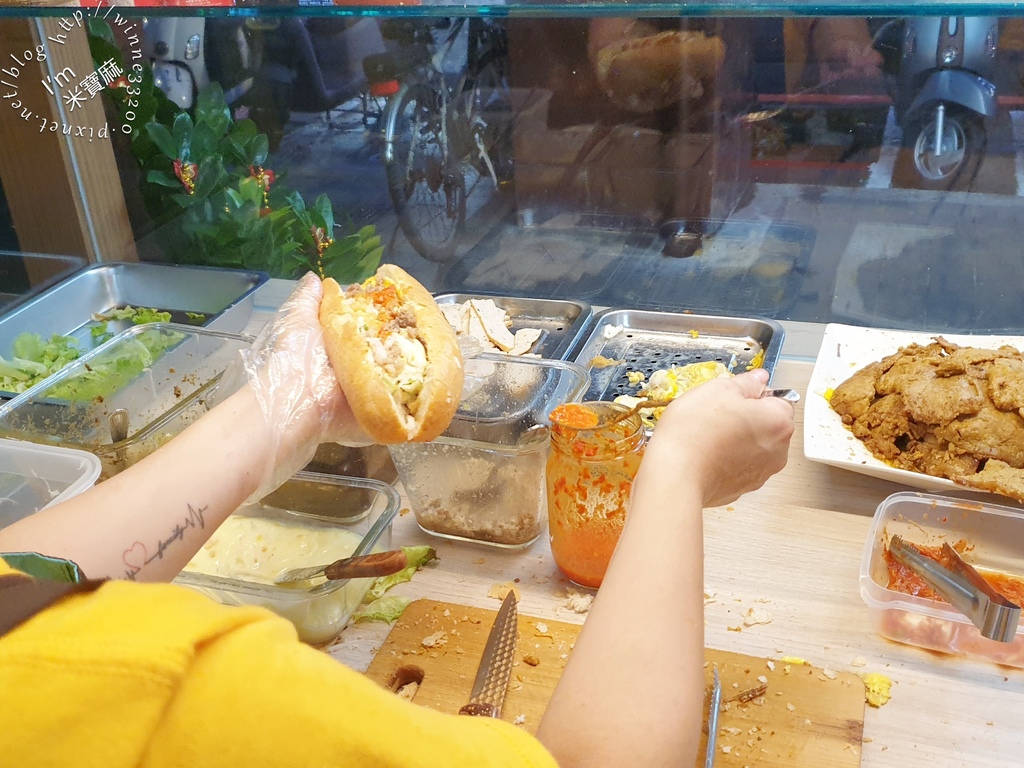 越南會安黃城麵包┃永和美食。中越口味越南麵包，炭火烤更酥香，加辣更加分!多口味選擇太滿足