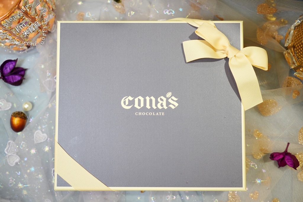Cona's 妮娜巧克力┃星座巧克力浪漫禮盒好拍又好吃。乾果巧克力豆、薄片巧克力滿足多種口感，入口就愛上