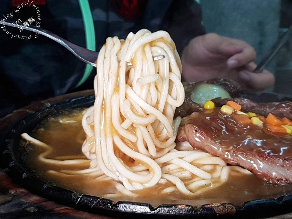 小野牛牛排┃永和樂華夜市美食。爆棚人氣夜市牛排來這吃，濃湯飲料內用無限