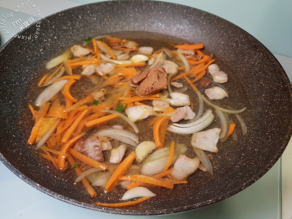 舞菇炊飯┃成就媽媽的快速懶人料理，速成上桌!豐富營養，孩子也愛吃