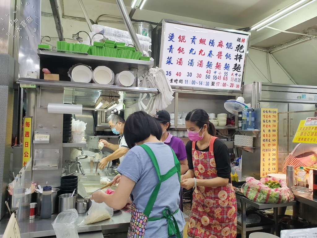 智光乾拌麵┃四號公園美食。在地老字號人氣小吃，滷味必點，乾拌麵再加一碗湯豐富滿足