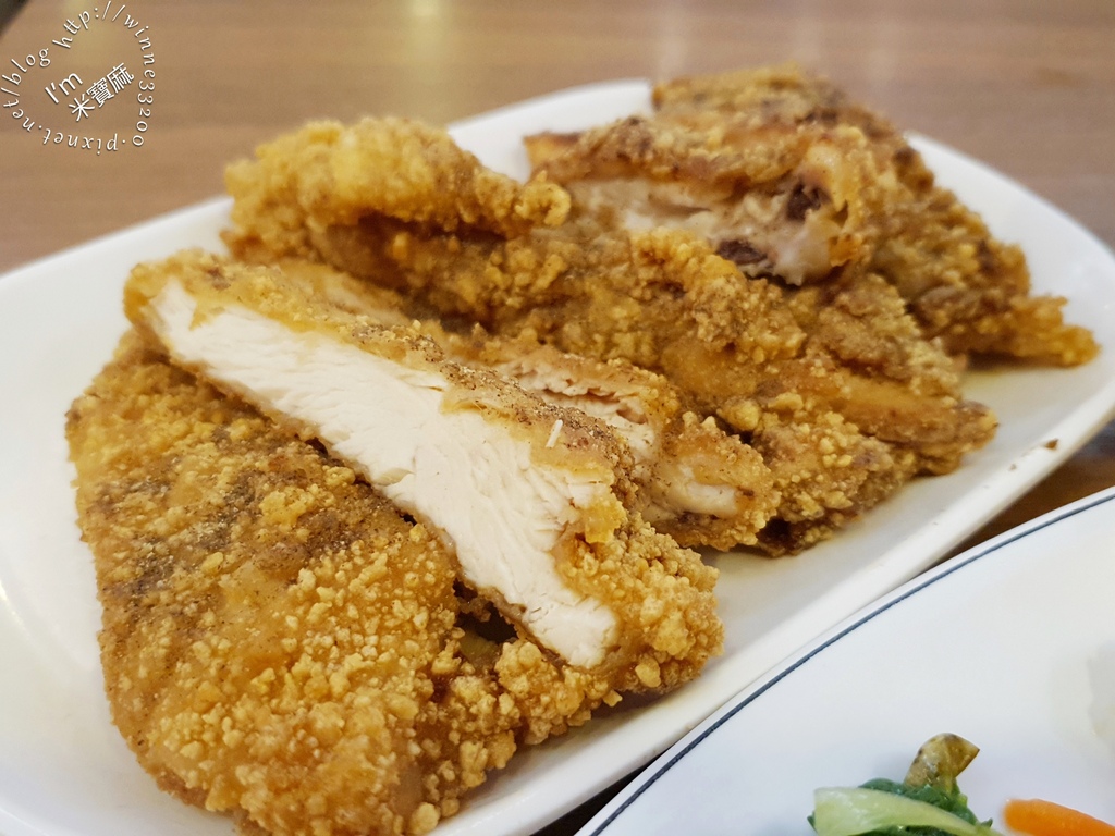 鳳姐快餐便當┃主餐15種以上選擇，內用白飯湯品甜湯無限續，吃飽喝足不成問題