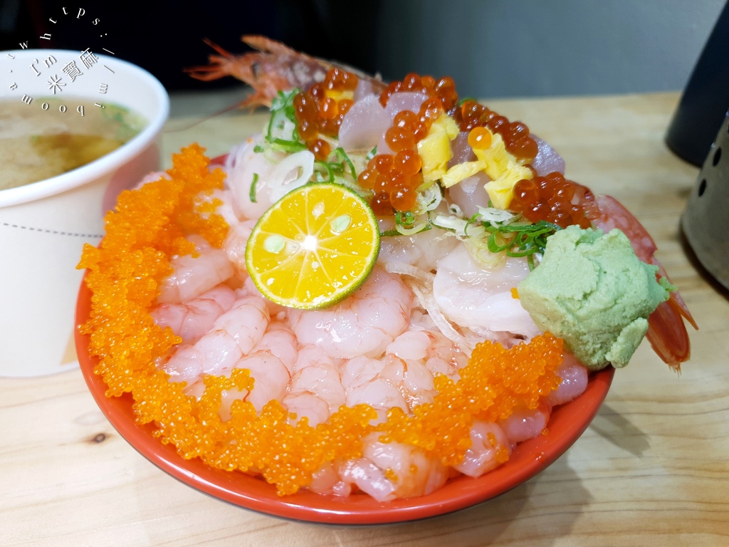 萬萬海鮮┃四號公園美食。鮭魚刺身涼麵太狂了，搭配泰式醬酸爽帶香!生食熟食丼飯都吃得到